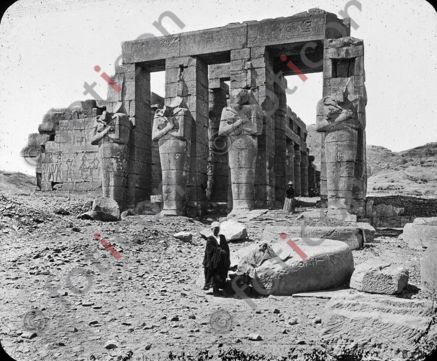 Säulen-Portikus Ramsesseum | Column portico Ramsesseum (foticon-simon-008-050-sw.jpg)